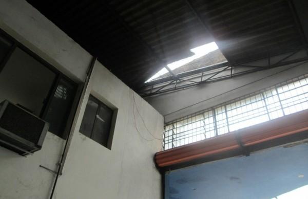 Bandido entrou pelo telhado do loja de materiais de construção (Alenita Ramirez/AAN)