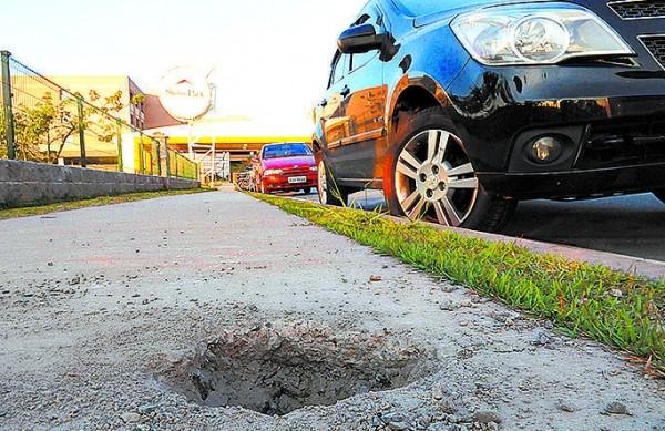 Buraco deixado após retirada de placa que proibia estacionamento (Edu Fortes/AAN )