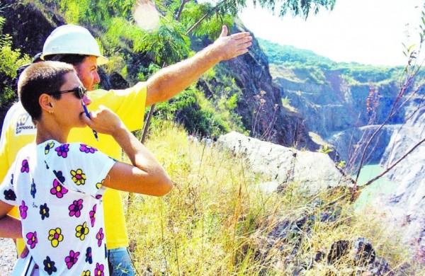 Aluna da Unicamp durante atividade de campo: formação ampla inclui o estudo da superfície, clima e vegetação do planeta, da organização da população e georreferenciamento ( Divulgação)