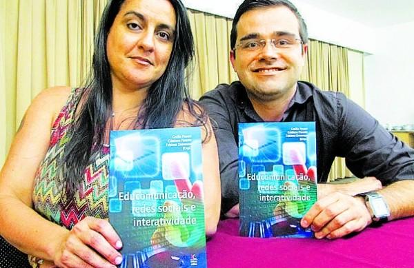 Cristiane Parente e Fabiano Ormaneze com o livro lançado no encontro ( Divulgação)