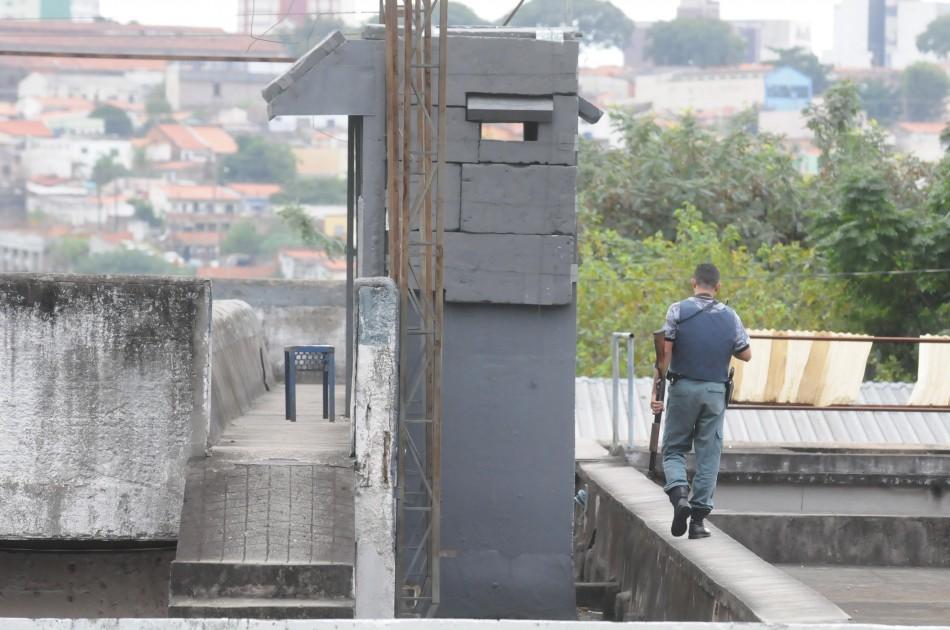 Policial faz a guarda em muro do presídio feminino do São Bernardo (Edu Fortes/AAN)