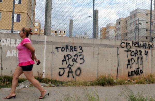 Moradores do Residencial Syrius escrevem no muro do condomínio (Dominique Torquato/AAN)