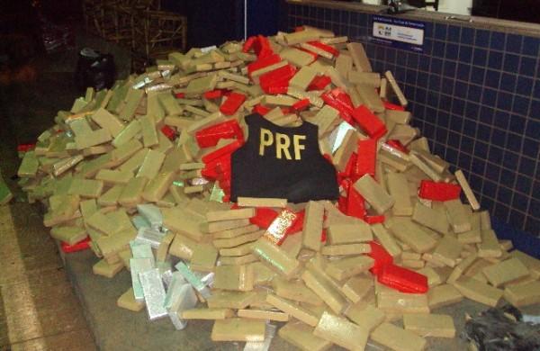 Cerca de 1,8 mil quilos de maconha estava escondida em compartimento camuflado no fundo do baú ( Divulgação/Polícia Rodoviária do Paraná)