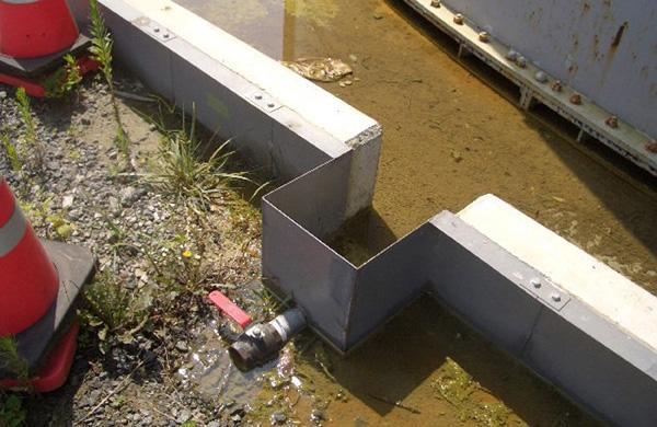 Imagem mostra poça de água com alto nível de radioatividade exposta na usina de Fukushima (France Press)