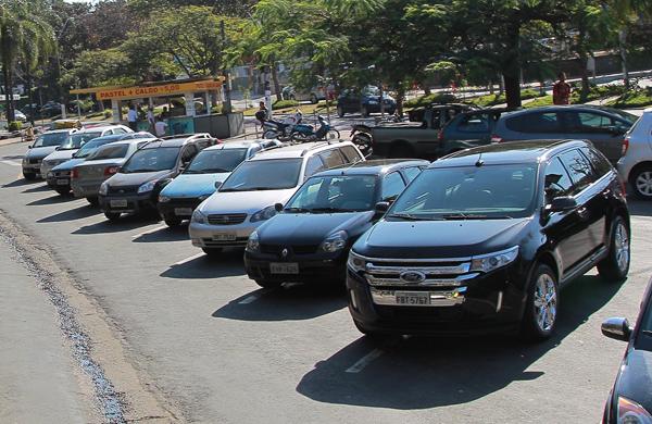 Carros em bolsão de estacionamento na Lagoa do Taquaral, em Campinas: áreas de lazer ficarão isentas de cobrança pela ocupação de vagas ( Leandro Ferreira/AAN)