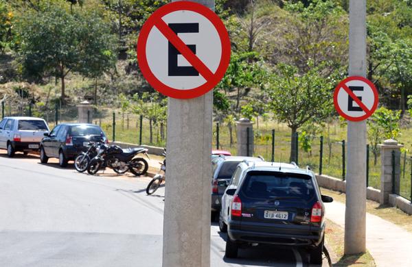Condomínio disse que vai retirar as placas clandestinas nesta quarta-feira ( Dominique Torquato/AAN)