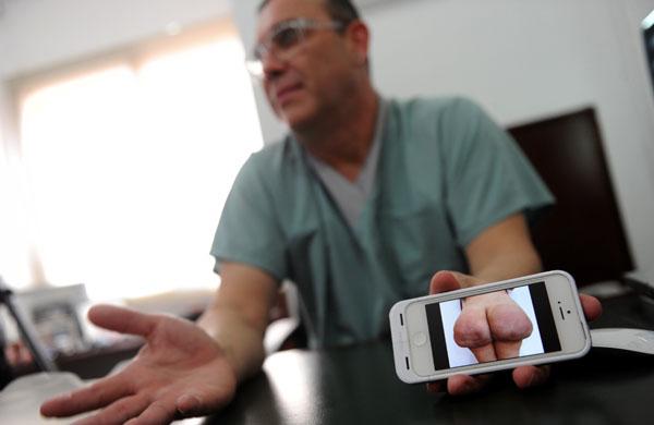 O consultório do cirurgião plástico Daniel Slobodianik, no leste de Caracas, está lotado de pacientes (France Presse)