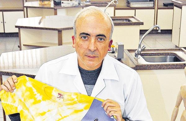 O professor Heldis Silveira Santos com material usado nas aulas de ciência para as turmas do 7º ano ( Carlos Sousa Ramos/AAN)