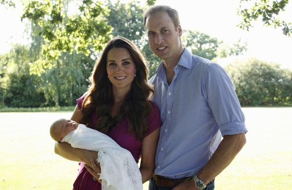 Usando um vestido vinho e os cabelos soltos, Kate aparece ao lado do casual William, de jeans e xadrez (France Press)