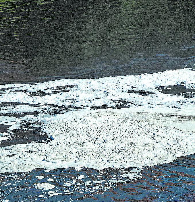 Espuma no Rio Piracicaba pode ser resultado de despejo de esgoto (Divulgação)