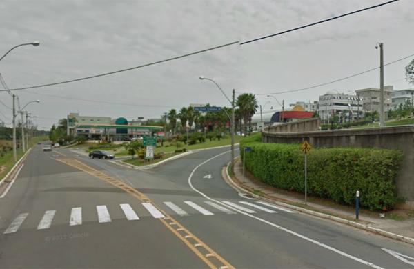 Vítima foi abandonada em estrada de terra próximo ao condomínio Alphaville (Reprodução/Google)