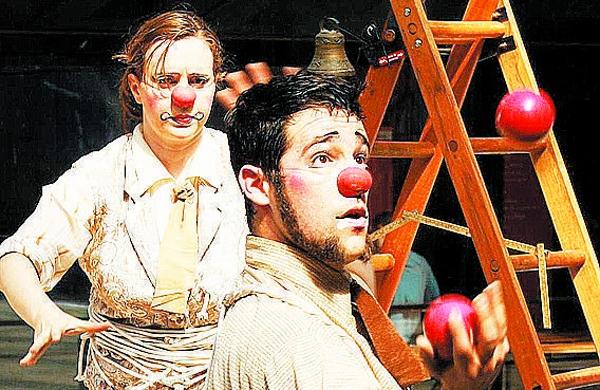 Cenas dos espetáculo Carpinteiros em Domicílio, apresentado no Barracão Teatro ( Divulgação)
