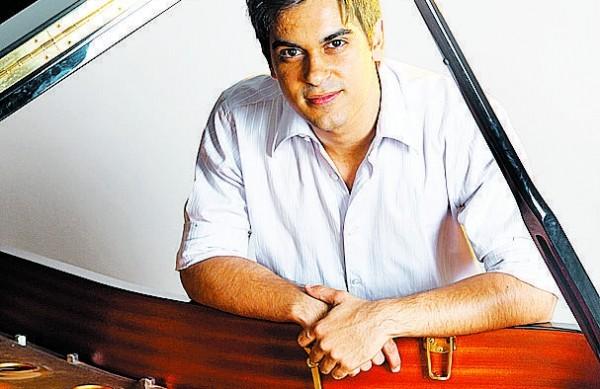 Músico retorna à cidade para se apresentar no Teatro Municipal José de Castro Mendes ( Divulgação)