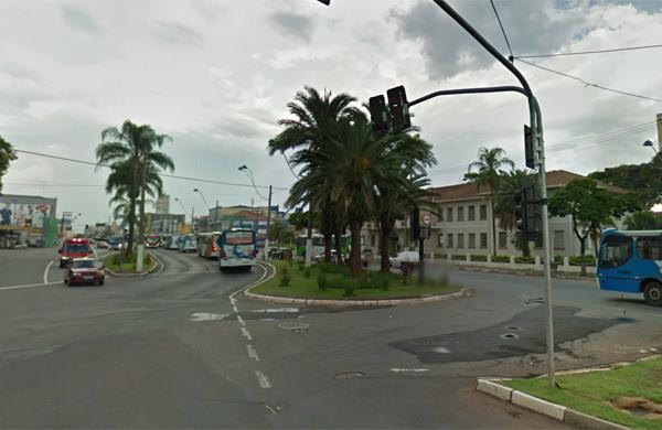 Local onde dupla atacou maquiadora na Avenida João Jorge, esquina com a Avenida das Amoreiras (Reprodução/Google)