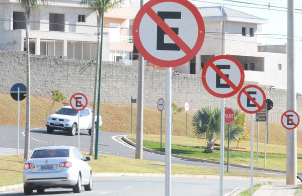 Placas que sinalizam proibição de estacionamento em via no condomínio Swiss Park: funcionários se mobilizam para tentar reverter medida (Edu Fortes/AAN )