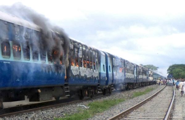 Multidão de peregrinos incendiou o trem e matou um dos condutores após o acidente (France Press)
