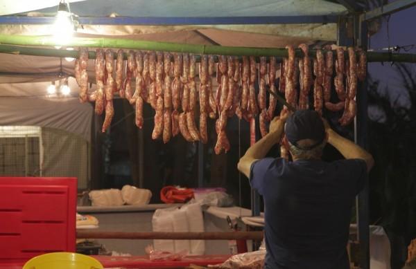 Barraquinha de lanches de linguiça é uma das atrações da festa ( Leandro Ferreira/AAN)