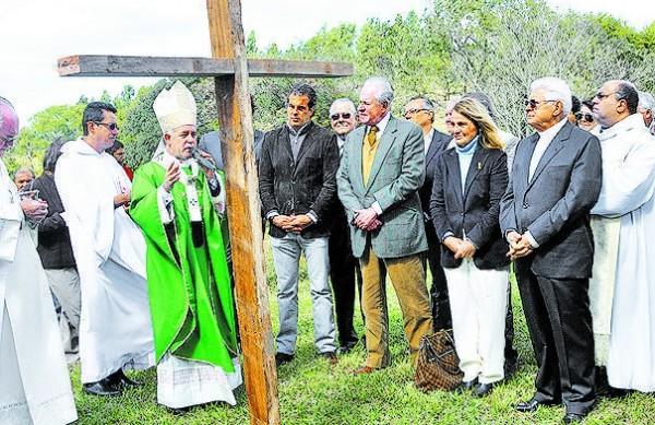 Arcebispo D. Airton José abençoa o lançamento da pedra fundamental para construção da Igreja Nossa Senhora de Lourdes  ( Carlos Sousa Ramos/AAN)