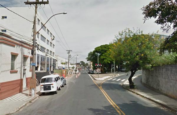 Trecho da Rua Sales de Oliveira onde ocorreu o crime (Reprodução/Google)