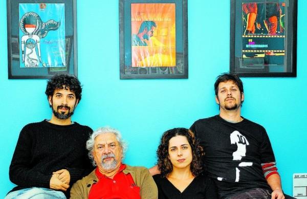 Julio Matos (da esq. para a dir.), o cineasta Renato Tapajós, Coraci Ruiz e Hidalgo Romero na sede da produtora Cisco, em Barão Geraldo ( Rodrigo Zanotto/Especial para AAN)