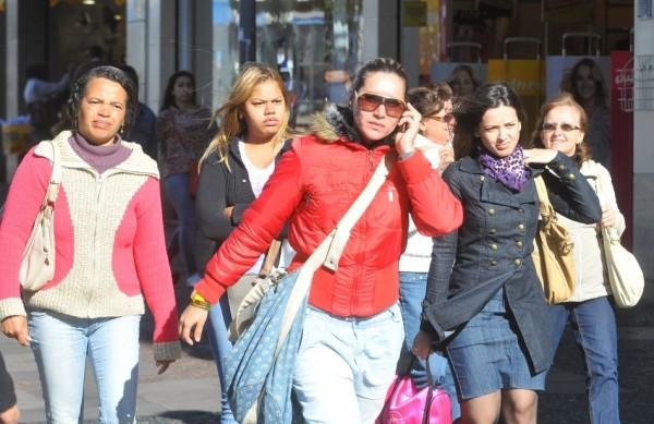 População precisou de proteção extra contra o frio que fez na manhã desta quinta (15), em Campinas (César Rodrigues/AAN )