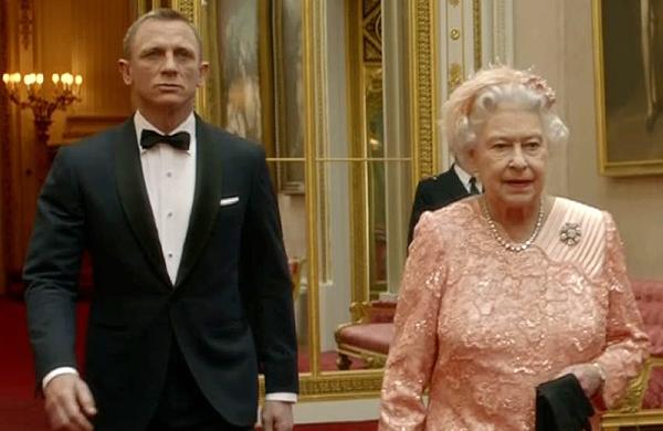 Paraquedista que representou James Bond ao lado da Rainha Elizabeth II na abertura das Olimpíadas de Londres (Reprodução)