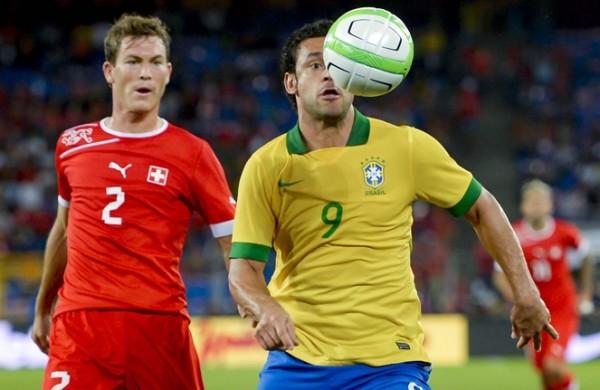 Fred (à dir.) tenta dominar a bola no amistoso diante da Suiça: foi o 1º jogo desde que o Brasil foi campeão da Copa das Confederações (France Press)
