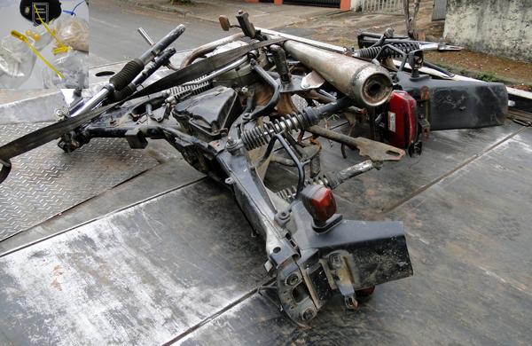 Os restos de moto encontrada em terreno e no destaque as drogas que também estavam no local: ninguém foi preso ( Divulgação)