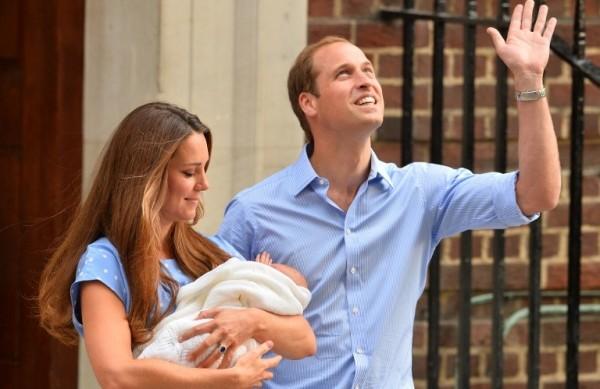 O Príncipe William e a duquesa de Cambridge posam para foto, apresentando seu bebê real (France Press)