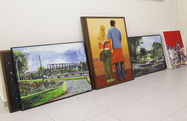 Obras que integram o Salão de Artes Visuais de Vinhedo antes de serem afixadas para a exposição, que ocorre até 14 de setembro, com entrada franca  (Erick Leite/Divulgação)