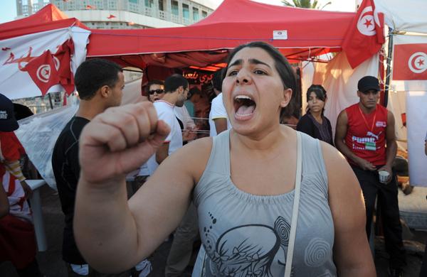 'O povo quer o Ennahda de novo', cantavam os manifestantes, em sua maioria mulheres.r
 (France Press)