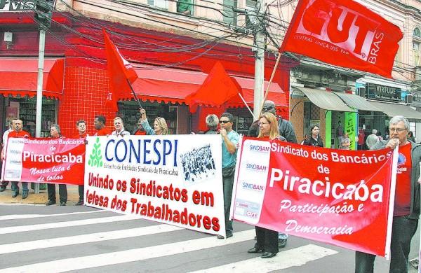 Os manifestantes percorreram as ruas centrais de Piracicaba ( Christiano Diehl Neto)