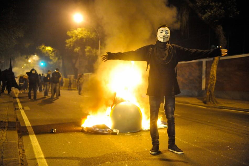 Manifestantes protestam em frente ao Palácio Guanabara, sede do governo do Rio, entraram em confronto com a polícia (Agência Brasil)