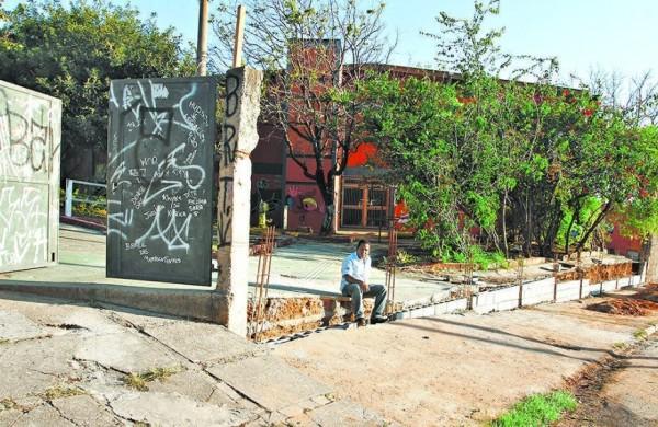 Damião Alcântara, pai de dois alunos, em frente à escola estadual que está sem muro: sem controle de acesso ( Gustavo Tilio/Especial para a AAN)