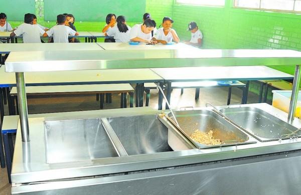 Crian&ccedil;as na Escola Estadual Ruy Rodriguez, no Jardim Itaja&iacute;, onde faltou a batata, acelga, cebola, p&atilde;o e suco: merendeiras alteraram o card&aacute;pio (Elcio Alves/AAN)