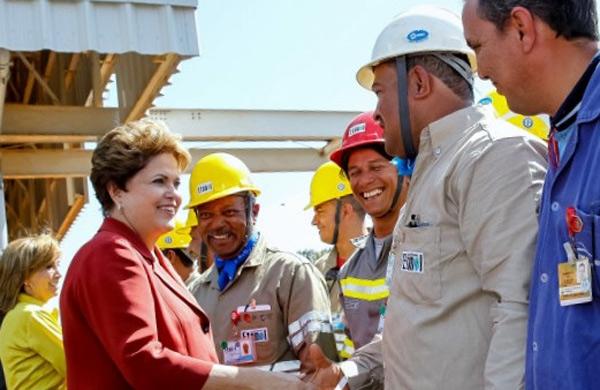 Presidente Dilma Roussef inaugurou primeiro trecho de etanolduto e cumprimentou os funionários da empresa ( Divulgação)