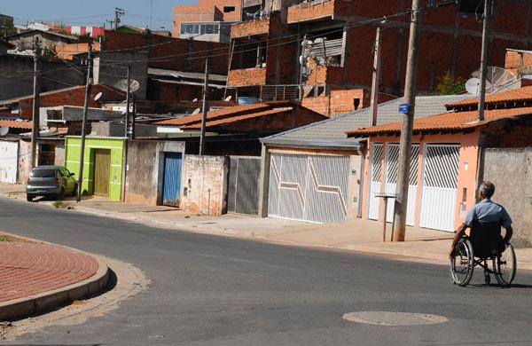 Homem aproveita a descida da rua para soltar sua cadeira de rodas e passear (Érica Dezonne/AAN)