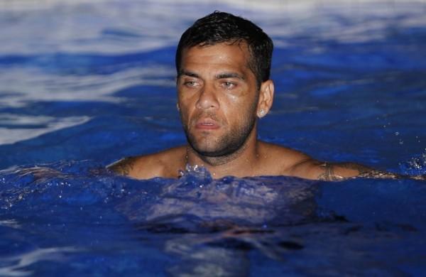 Daniel Alves faz recuperação na piscina do hotel na Basileia (Suíça) (Divulgação/ CBF)