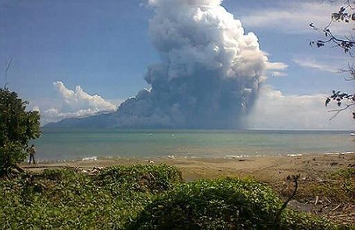 Monte Rokatenda, na Ilha Palue, expeliu cinzas a 2 quilômetros de altura,  matando três adultos e duas crianças (France Press)