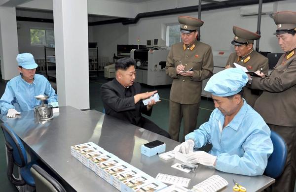 Líder norte-coreano, Kim Jong-Un, observa aparelho telefônico nacional (France Press)