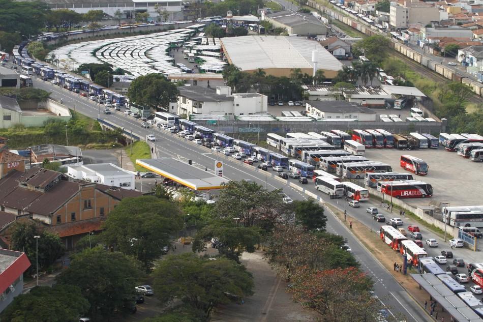 Ônibus parados em fila tomam uma faixa da Avenida Lix da Cunha, e estrangula o trânsito da via, que é trajeto do transporte intermunicipal ( Gustavo Tilio/Especial para a AAN)