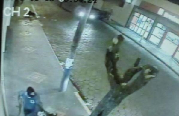 Imagens de câmera de segurança mostram bandido rendendo vítima em Barrinha (Divulgação)
