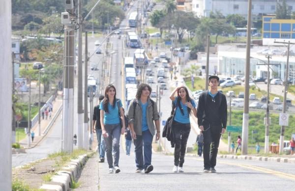 Grupo de jovens caminha no meio da rua depois de ficar a pé devido à paralisação dos ônibus  ( Dominique Torquato/AAN)