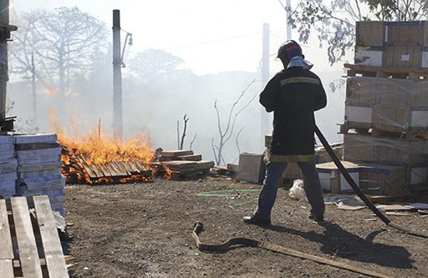 O perigo começa com as pequenas fogueiras e rapidamente se transformam em grandes e incontroláveis focos de incêndio ( Divulgação)