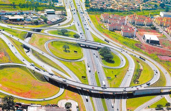 Trevo das rodovias Anhanguera e D. Pedro I, na RMC: importantes corredores de escoamento de mercadorias do Interior paulista e para outros estados do País ( Cedoc/RAC)