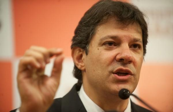 Publicidade eleitoral do então candidato Haddad gravou cenas do drama das famílias desalojadas pelo incêndio em parte dos barracos  (Agência Brasil)
