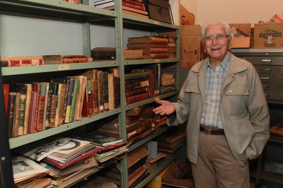 O presidente do Centro de Ciências, Letras e Artes, Marino Ziggiatti: documentos preciosos, alguns de 1800, e de grande valor histórico  ( Leandro Ferreira/AAN)