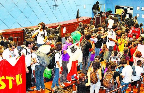Ocupação do plenário da Câmara de Campinas, na última quarta-feira: bandeiras de partidos apareceram (Janaína Maciel/7ago2013/Especial para a AAN)