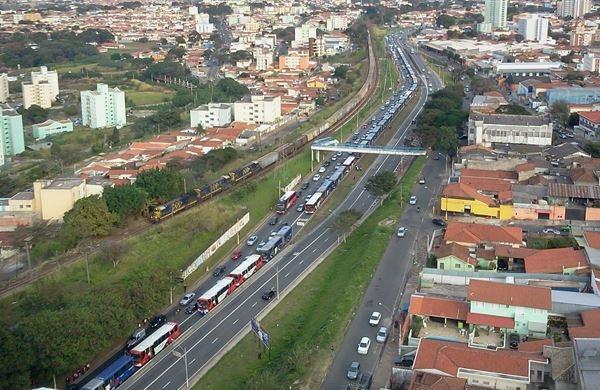 Vista da aérea da Avenida Lix da Cunha: ônibus interrompem tráfego local  (Dorinaldo Oliveira/ Correio Popular)