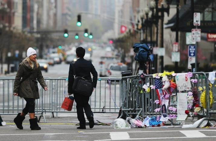 Homenagens deixadas nas proximidades de onde ocorreu o atentado na Maratona de Bóston, que deixou 3 mortos em abril deste ano (France Presse)